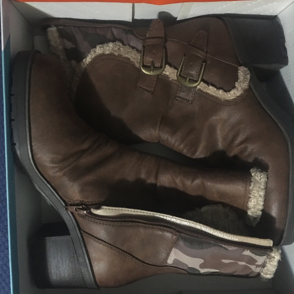 Never worn boots. Size 91/2. Camouflage print on back
